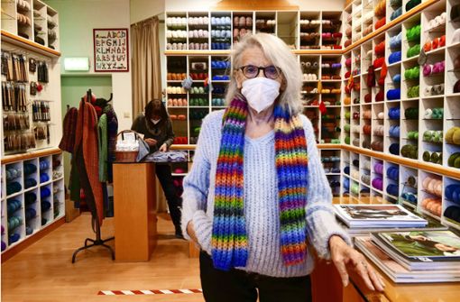 Heiderose Schwenk „lebt ihren      Laden“,  verkauft nicht nur   die    Wolle in allen Farben und  Materialien, sondern  gibt ihren Kunden   auch   handwerkliche     Tipps. Foto: Simon Granville