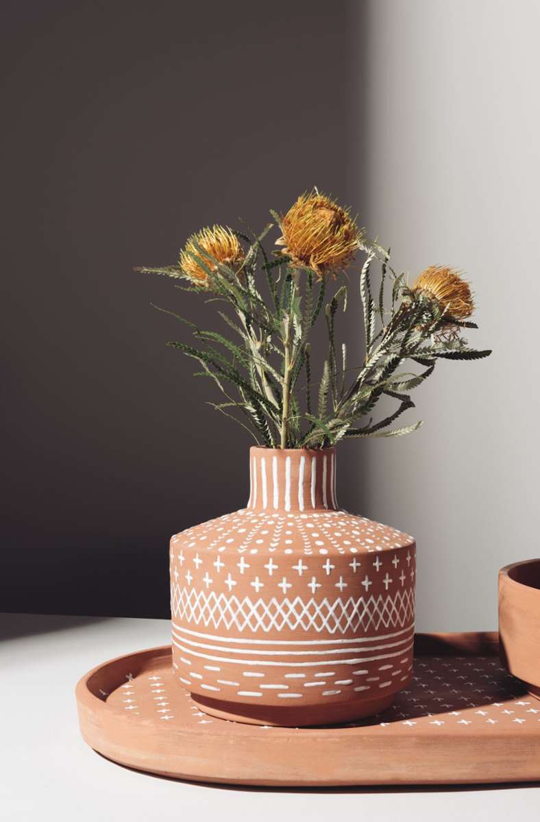 Die Vasen- und Geschirrserie „La Familia“ entstand während eines Aufentalts in Mexiko und ist eine Hommage an mexikanische Handwerkskunst.