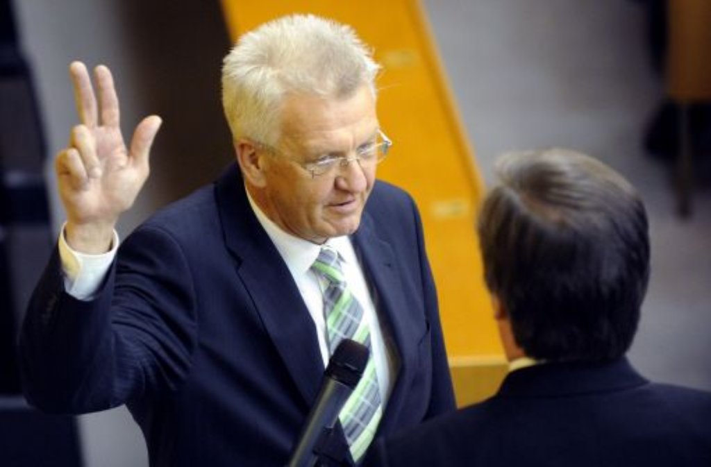 Der neue und erste grüne Ministerpräsident, Winfried Kretschmann, schwört am Donnerstag nach der Wahl seinen Amtseid.