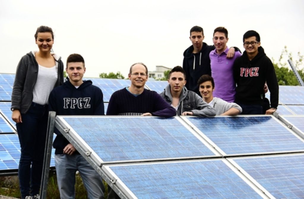 Teilnehmer der Klima-AG zusammen mit Lehrer Dieter Bareis (3.v.l.) auf dem Dach des Hauptgebäudes. Seit 2002 gibt es dort eine Fotovoltaikanlage. Foto: Bernd Zeyer