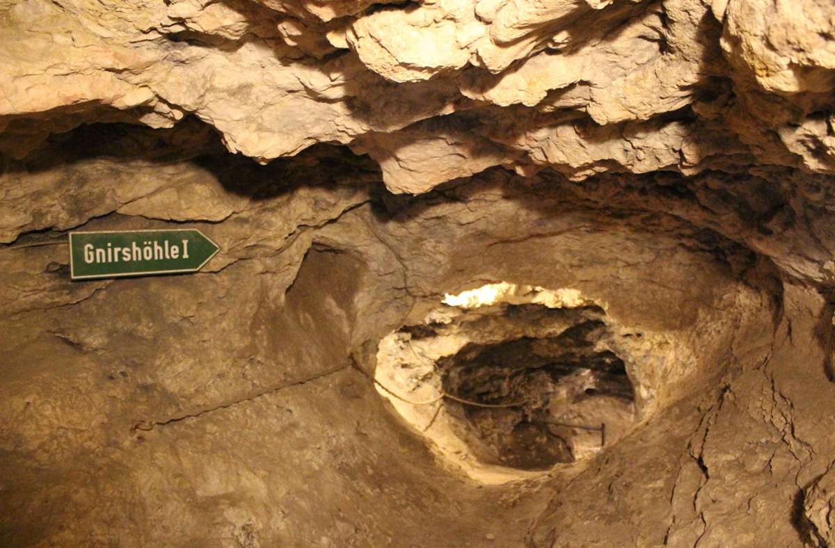 Nach einigen Metern teilt sich der Weg. Nach rechts geht es weiter in die erste Höhlenkammer, aus der die meisten fossilen Funde stammen.