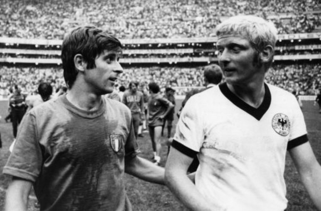 ... Karlheinz Schnellinger (rechts) musste von Italiens Starstürmer Gianni Rivera getröstet werden. Im Endspiel unterlagen Rivera und Co. dann allerdings Brasilien klar mit 1:4. Wiederum acht Jahre später, bei der WM 1978 in Argentinien, trennten sich die beiden Rivalen in der 2. Finalrunde in Buenos Aires 0:0. Deutlich ...