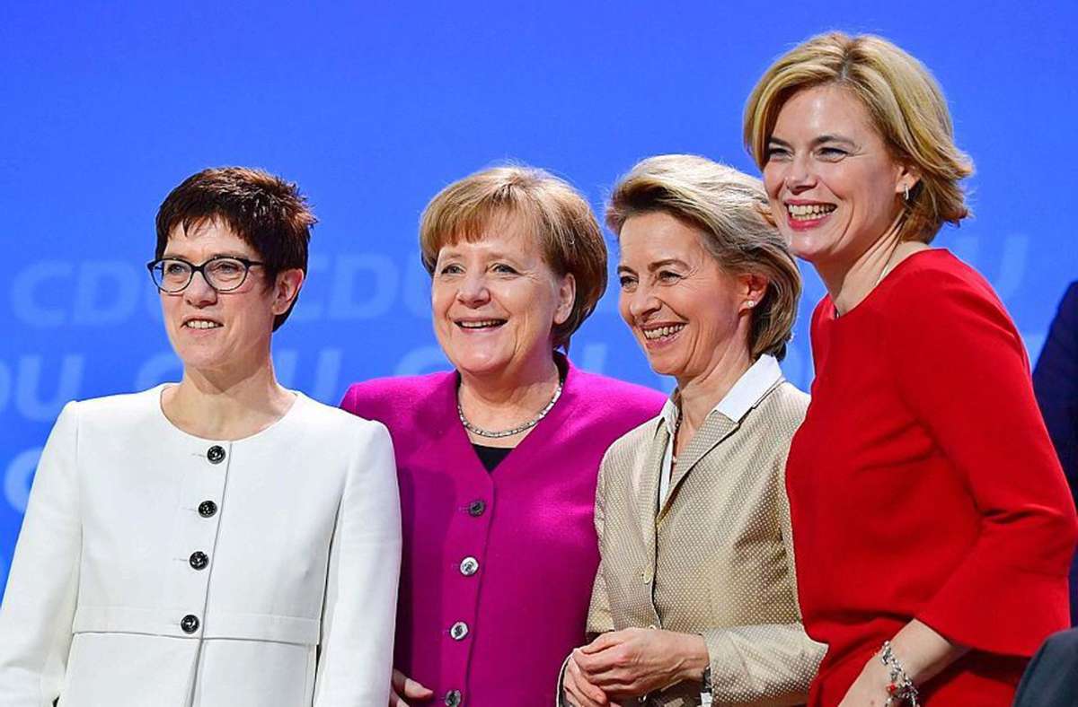 Nicht zu übersehen: Vier mächtige deutsche Politikerinnen, zwei davon in Pink und Rot.