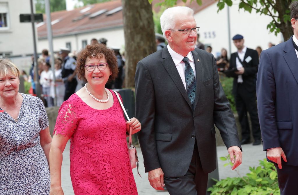 Der baden-württembergische Ministerpräsident Winfried Kretschmann und seine Frau treffen am Deutschen Krebsforschungszentrum in Heidelberg ein.