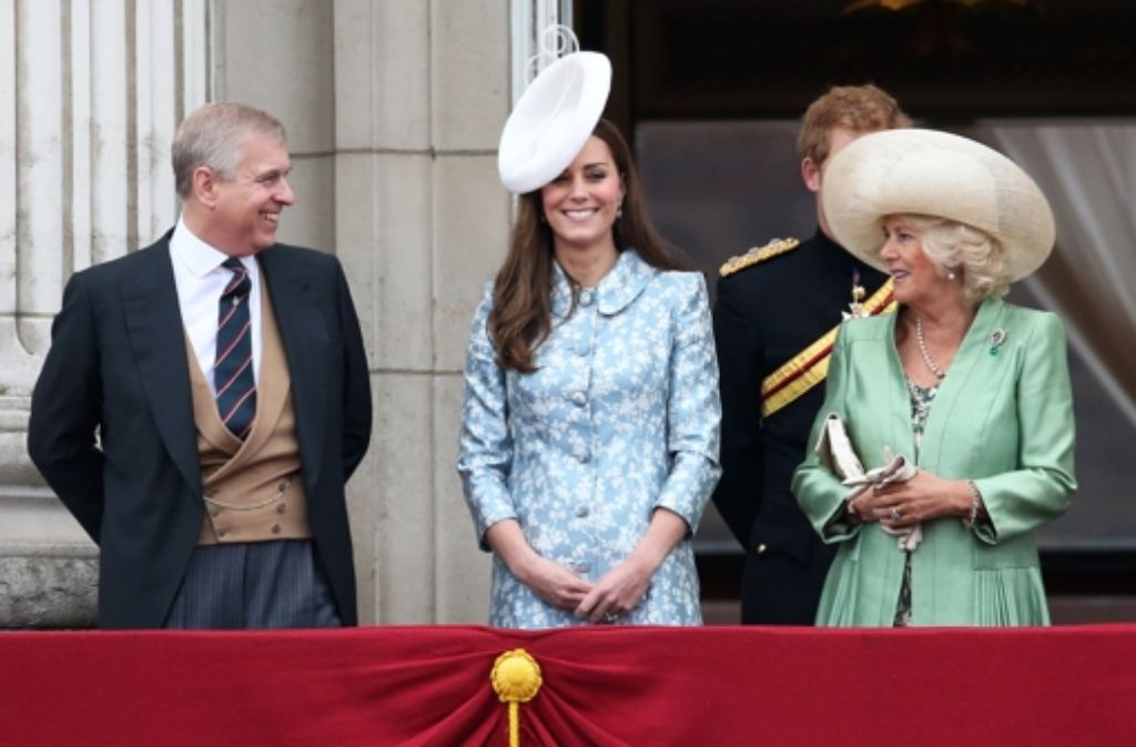 Herzogin Kate (Mitte) zeigte sich bei "Trooping the Colour" zum ersten Mal offiziell nach der Geburt ihrer Tochter Charlotte. Neben Ihr sehen Prinz Andrew und Camilla.