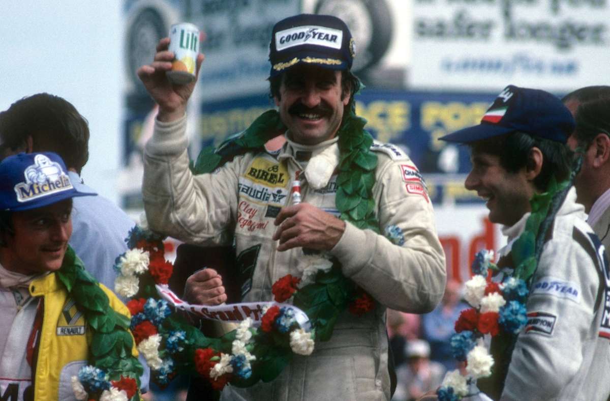Es dauert eine Weile, bis sich der ganz große Erfolg einstellt. Der Schweizer Clay Regazzoni beschert dem Rennstall ausgerechnet beim Heim-Grand-Prix in Silverstone 1979 den ersten Sieg – und feiert mit einer Fruchtsaft-Limo.