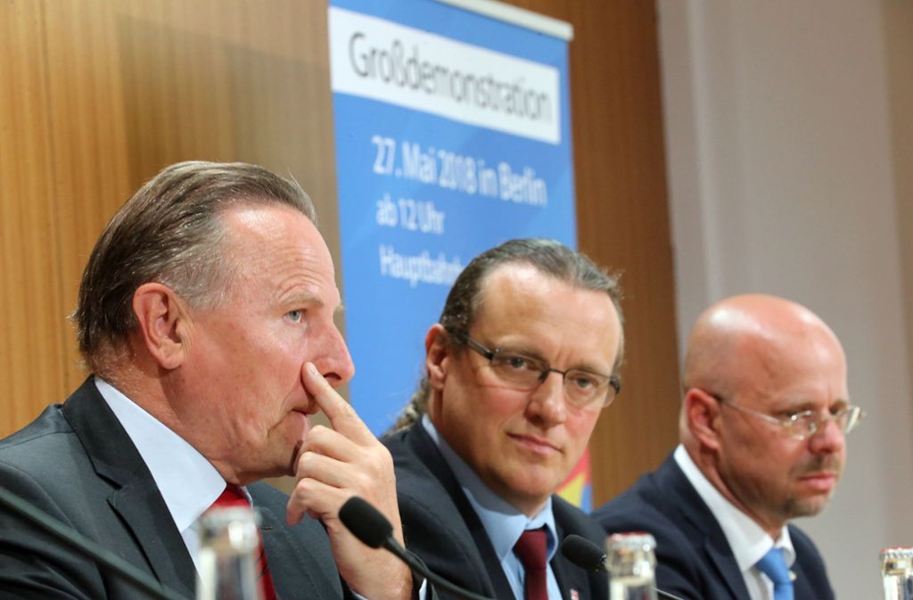 Georg Pazderski, Steffen Königer und Andreas Kalbitz (v.l.) auf einer Pressekonfernz zur geplanten Demo in Berlin. Foto: dpa