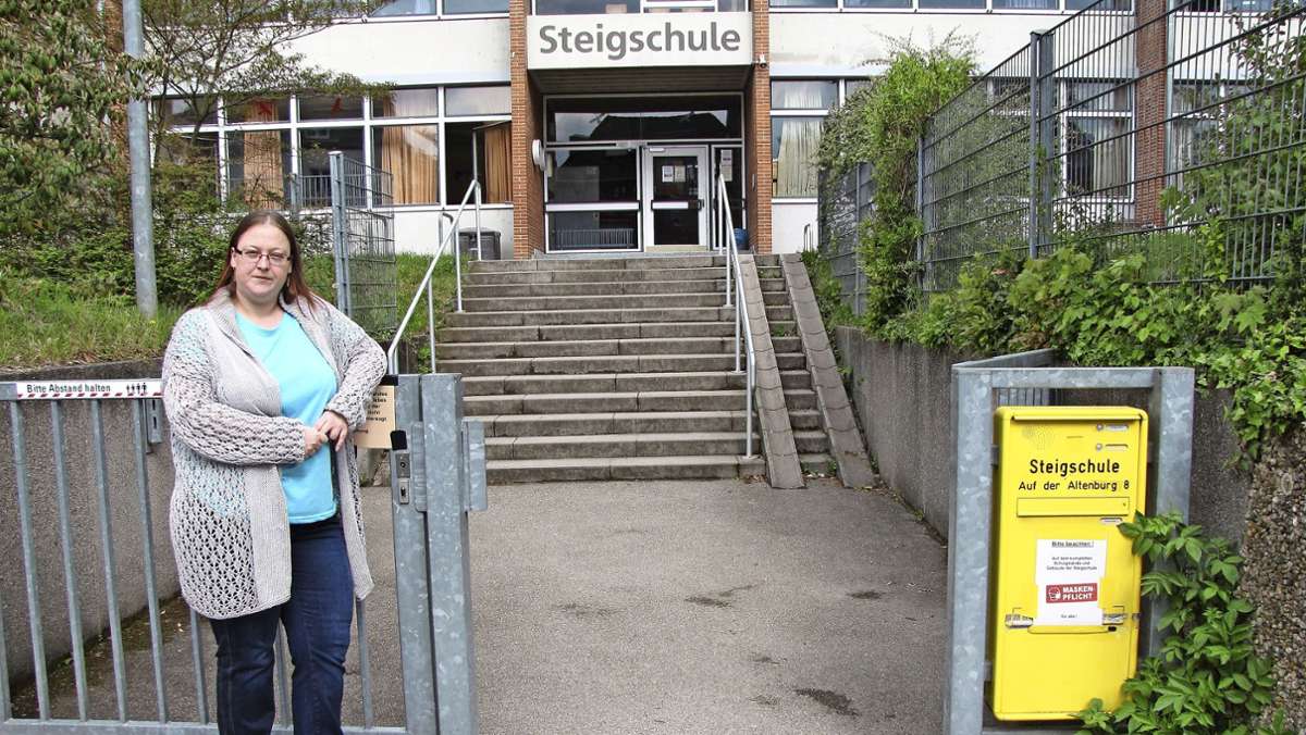  Zum neuen Schuljahr sollen vier der elf Sonderschulen für Lernschwäche geschlossen werden. Die Steigschule auf dem Hallschlag wird mit der Auschule in Untertürkheim zusammengelegt. Eltern protestieren gegen dann viel zu langen Schulweg. 
