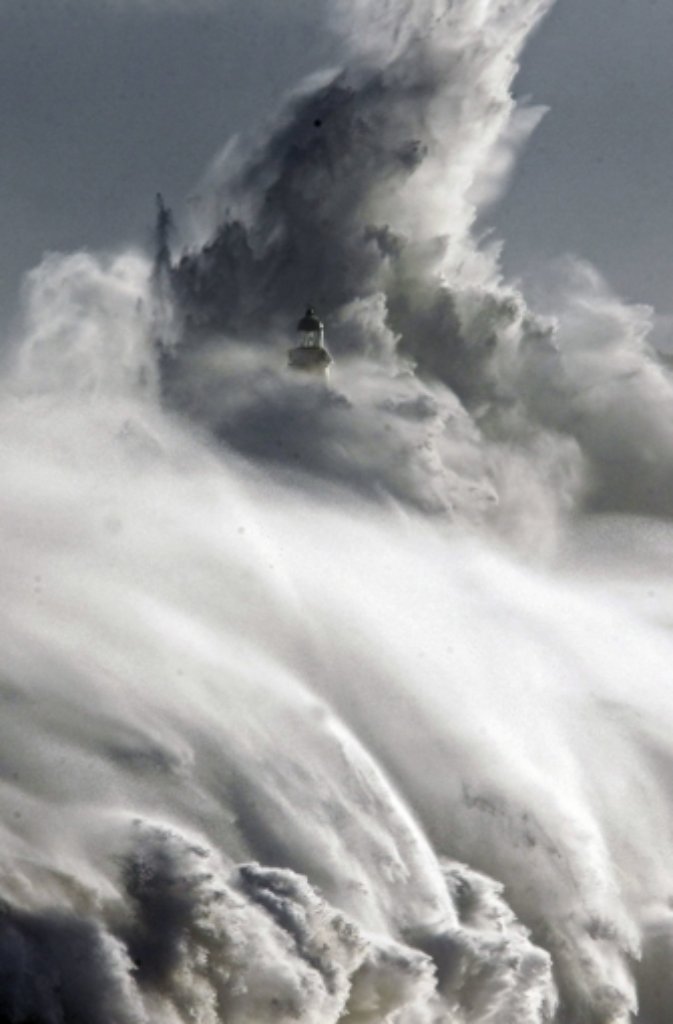 Bis zu zehn Meter hohe Riesenwellen richteten an der nordspanischen Atlantikküste schwere Schäden an.