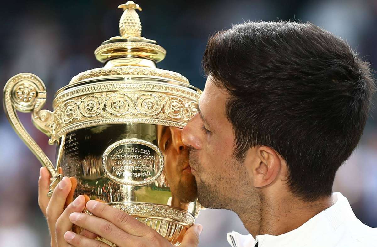 Siegerkuss: Novak Djokovic mit der Wimbledon-Trophäe 2019. Foto: imago/Shutterstock