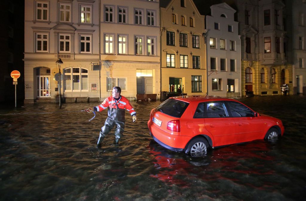 In Lübeck muss ein Auto abgeschleppt werden.