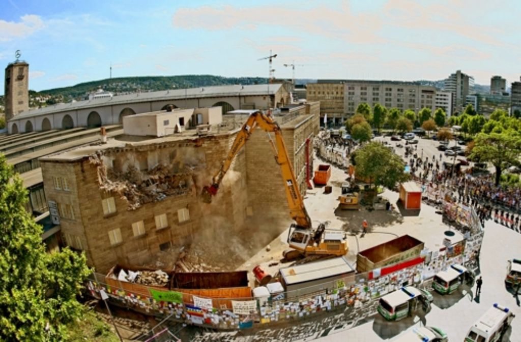 Vor fünf Jahren begann der Abriss des Nordflügels am Hauptbahnhof für Stuttgart 21. Weitere Bilder aus diesen Tagen zeigt die folgende Fotostrecke.
