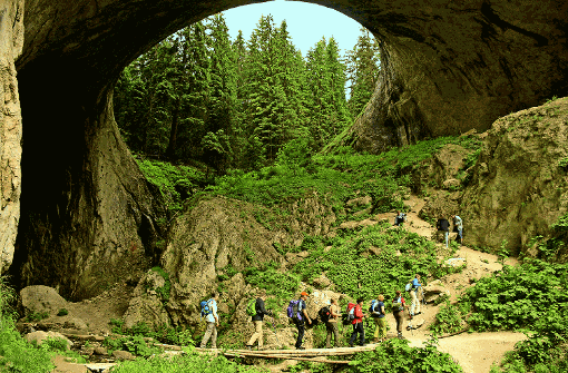 Wanderer erklimmen die sogenannten Wunderbaren Brücken, eine einzigartige und spektakuläre Felsformation in den Rhodopen. Das Karstgebiet gilt als das schönste und grünste Gebirge Bulgariens. Foto: Lerchenmüller