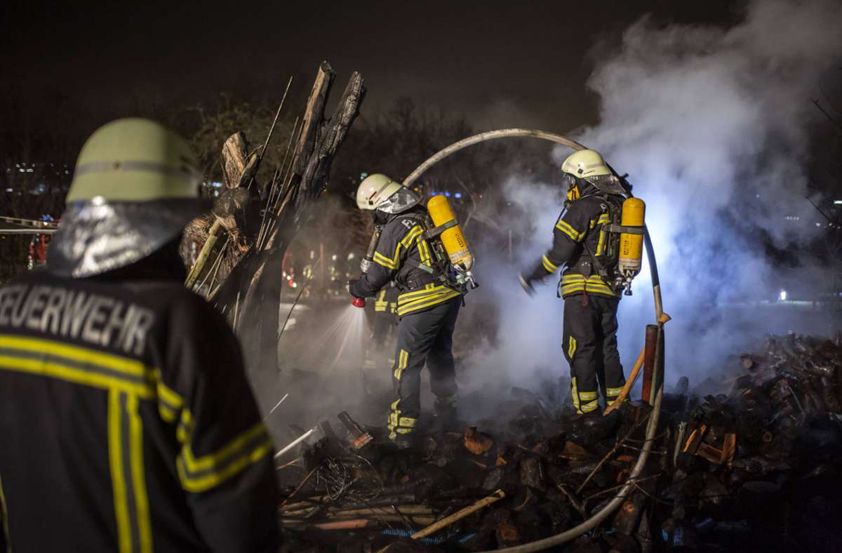 15. Dezember 2018 in Waiblingen: Wieder gerät ein Holzstapel in Brand.