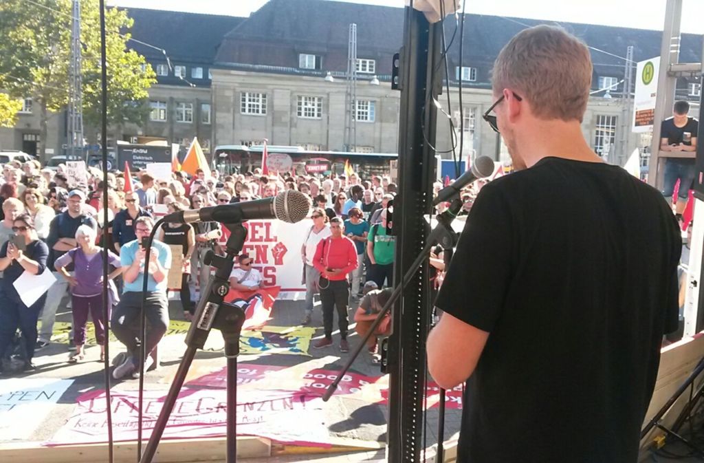 Rund 2000 Menschen haben am Samstag in Karlsruhe „gegen nationalistische und rassistische Hetze“ demonstriert.