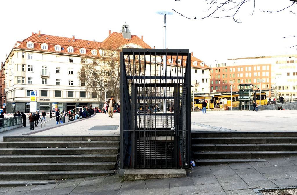 Das ist der Eingang in den Bunker unter dem Marienplatz in Stuttgart. Wie der Bunker hinter dem doppelt gesicherten Gittertor aussieht, zeigt die Bilderstrecke.
