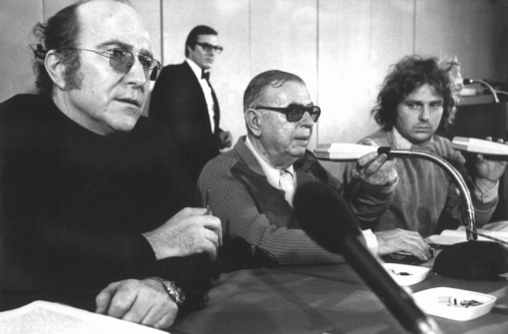 Cohn-Bendit (rechts) hatte sich im Herbst 1968 mit Andreas Baader und Gudrun Ensslin solidarisiert, als die beiden späteren RAF-Mitbegründer wegen der Kaufhaus-Brandstiftungen in Frankfurt am Main verurteilt wurden. Auf dem Bild aus dem Jahr 1974 sitzt Cohn-Bendit bei einer Pressekonferenz neben dem Baader-Meinhof-Anwalt Klaus Croissant (links) und dem französischen Philosoph und Schriftsteller Jean-Paul Sartre. Letzterer hatte zuvor den in Stammheim in Untersuchungshaft sitzenden RAF-Terroristen Andreas Baader besucht.