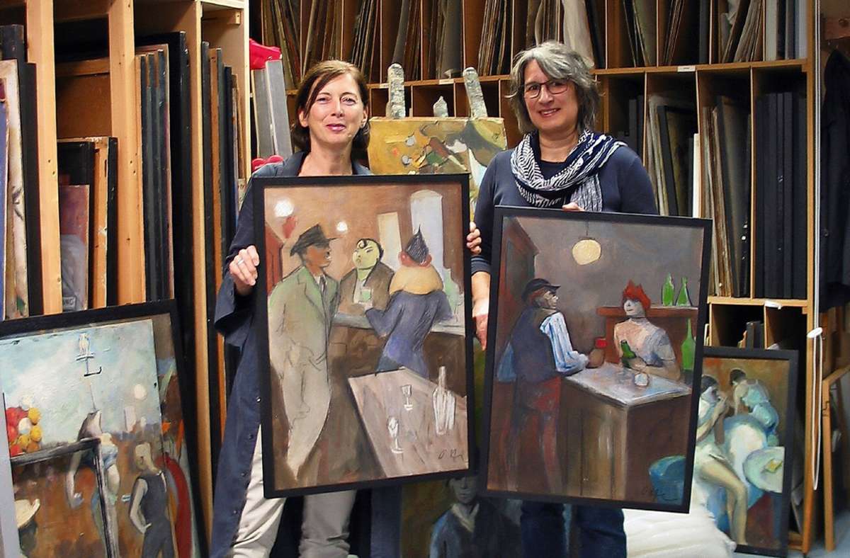 Nathalie Kreisz (r.) und Julia Novak zeigen  die Gemälde, die im Café Klavierzimmer zu sehen sein werden Foto: Susanne / Müller-Baji