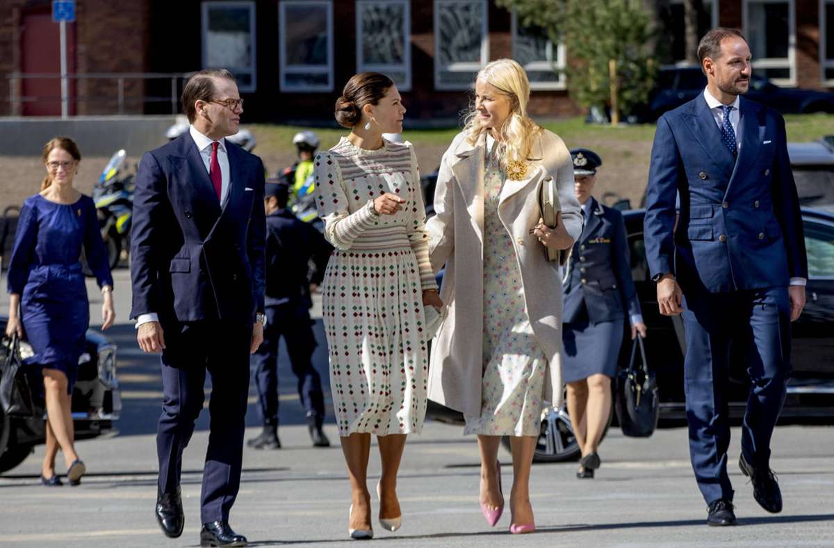 Victoria und Mette-Marit trugen an Tag eins des Besuchs Kleider in hellen Farben – wurden die Outfits der beiden etwa vorher aufeinander abgestimmt?