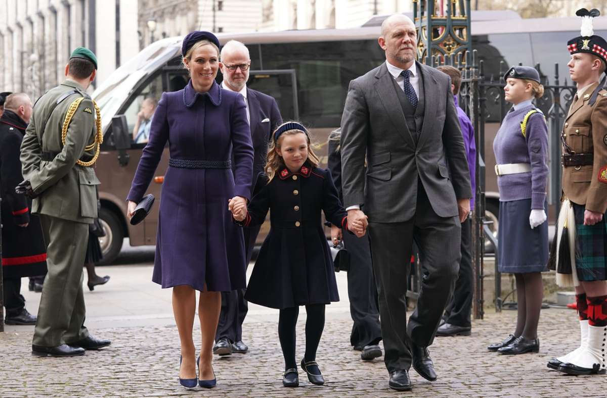 Die Enkelin der Queen Zara Tindal (l.) mit ihrer Tochter Mia und ihrem Ehemann Mike Tindall