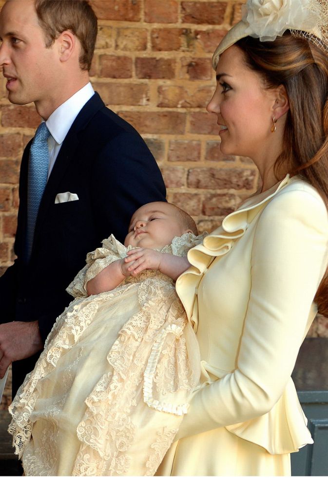 Bei der Taufe ihres Erstgeborenen Prinz George im Oktober 2013 trug Herzogin Catherine ein creme-farbenes Kostüm mit Volants-Revers. Prinz George erschien Ton in Ton mit seiner Mama im traditionsreichen Taufkleid von 1841.