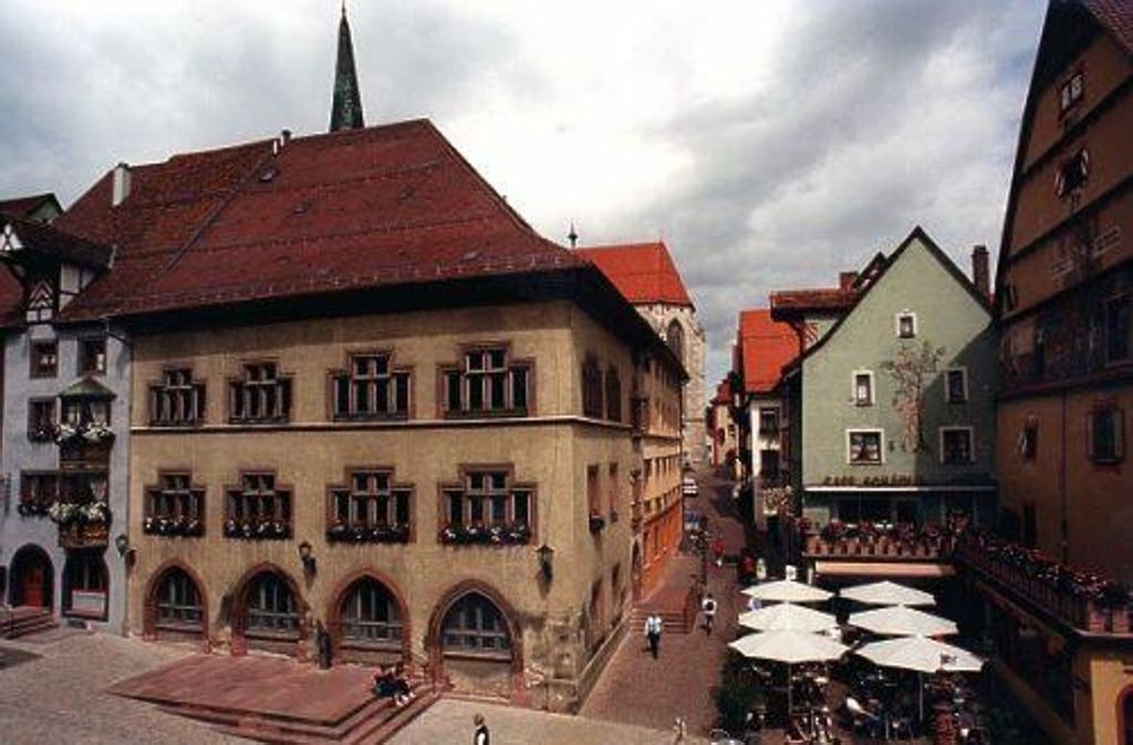 Rottweil (hier das Rathaus) ist bekannt für seine historische Altstadt.