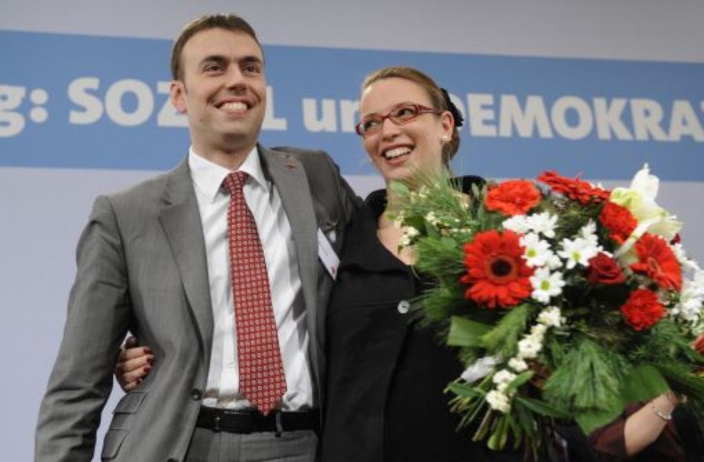 Rein optisch hat Tülay Schmid in den letzten Monaten eine enorme Wandlung vollzogen: Als ihr Mann im November 2009 zum Landesvorsitzenden der SPD gewählt wird, ist Tülay hochschwanger und sieht mit Brille und Dutt noch etwas hausbacken aus.