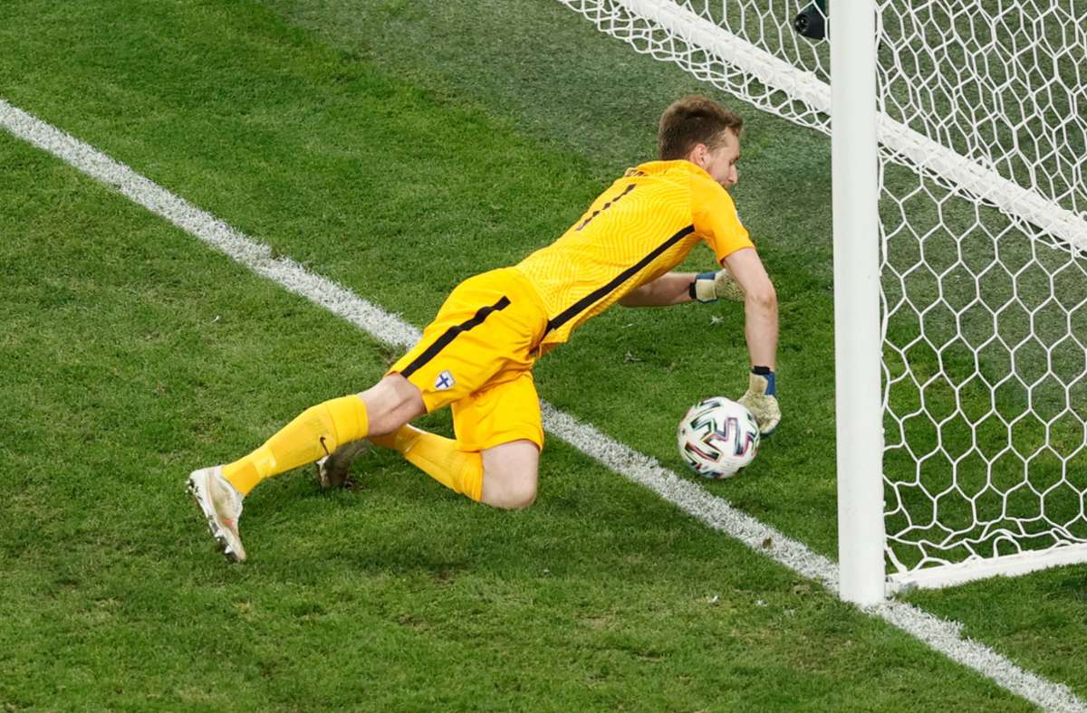 Im Spiel gegen Belgien springt der Ball an den Pfosten, dann Finnlands Torhüter Lukas Hradecky an die Hand – und von dort ins Tor.