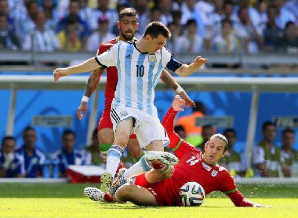 Argentiniens Messi (Mitte) gegen Irans Andranik Timotian (rechts).