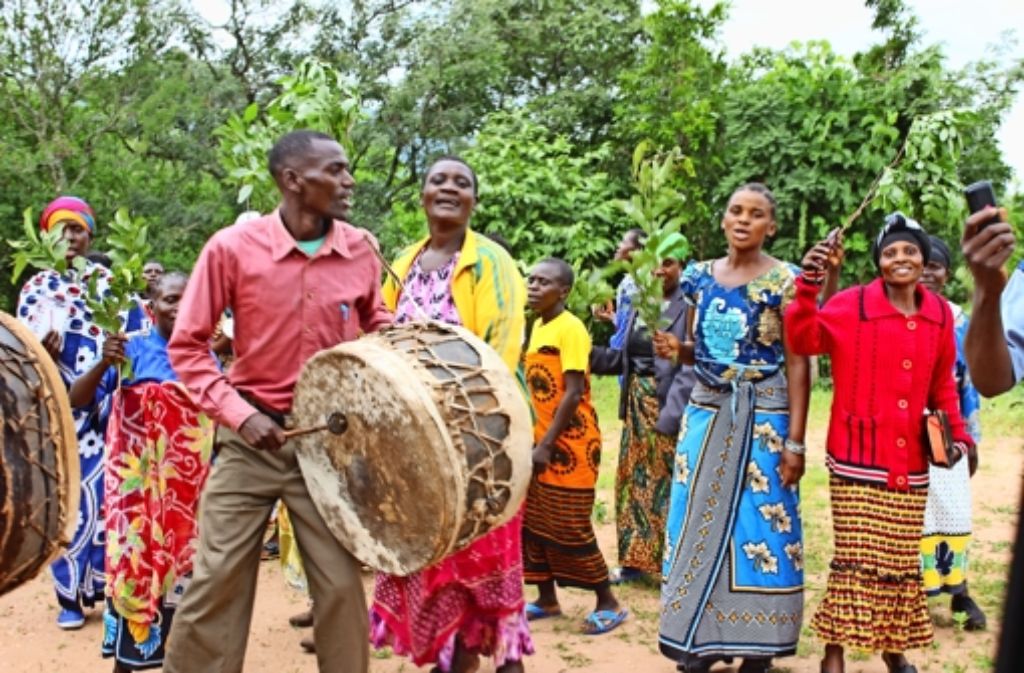Hier ist ein Fest in einem Dorf in Tansania in vollem Gange.