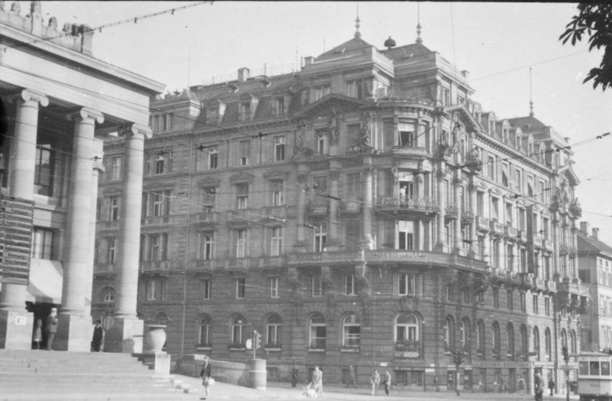Der Marquardtbau vom Schlossplatz aus betrachtet. Bis 1945 war darin eines der feinsten Hotels Europa, nun sind dort die Innenstadtkinos Cinema und EM.