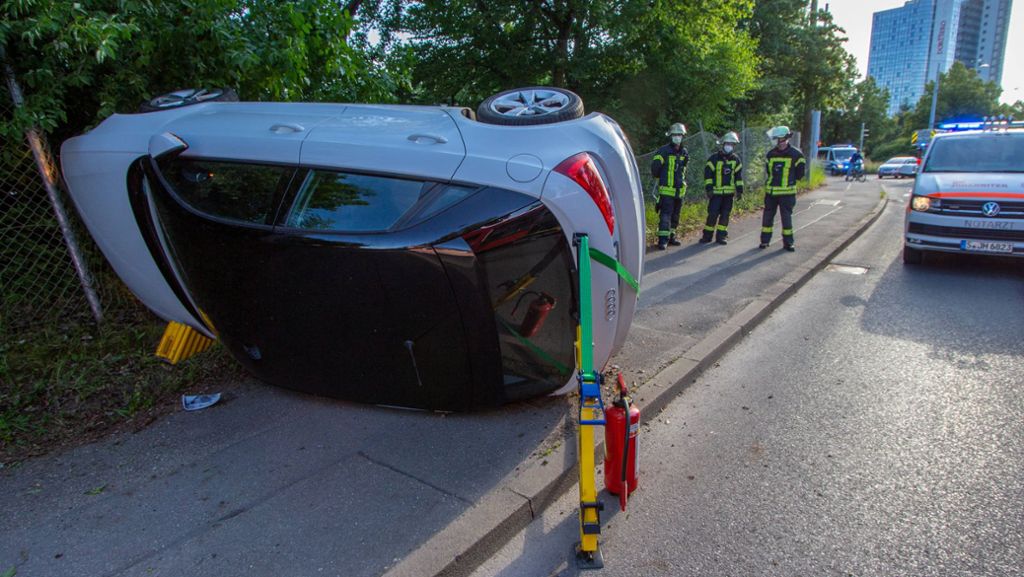 Unfall in Stuttgart-Möhringen: Autofahrerin prallt gegen Zaun – 21-Jährige erleidet Schock