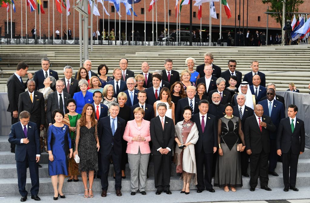 Ein seltenes Bild – das Treffen der G20 mit Partnern vor der Hamburger Elbphilharmonie wird festgehalten.