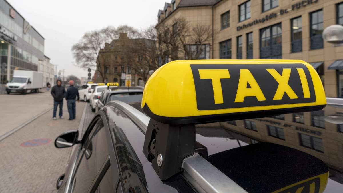  Auf der städtischen Internetseite wird überraschend ein kritisches Gutachten über die Taxibranche veröffentlicht . Ein Freibrief für Uber & Co. sei das aber nicht, meint StZ-Autor Jörg Nauke. 