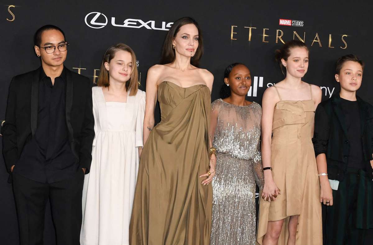 Inzwischen sind die größten Jolie-Kinder junge Erwachsene, die „kleinen“ Zwillinge Vivienne und Knox auch schon 14.