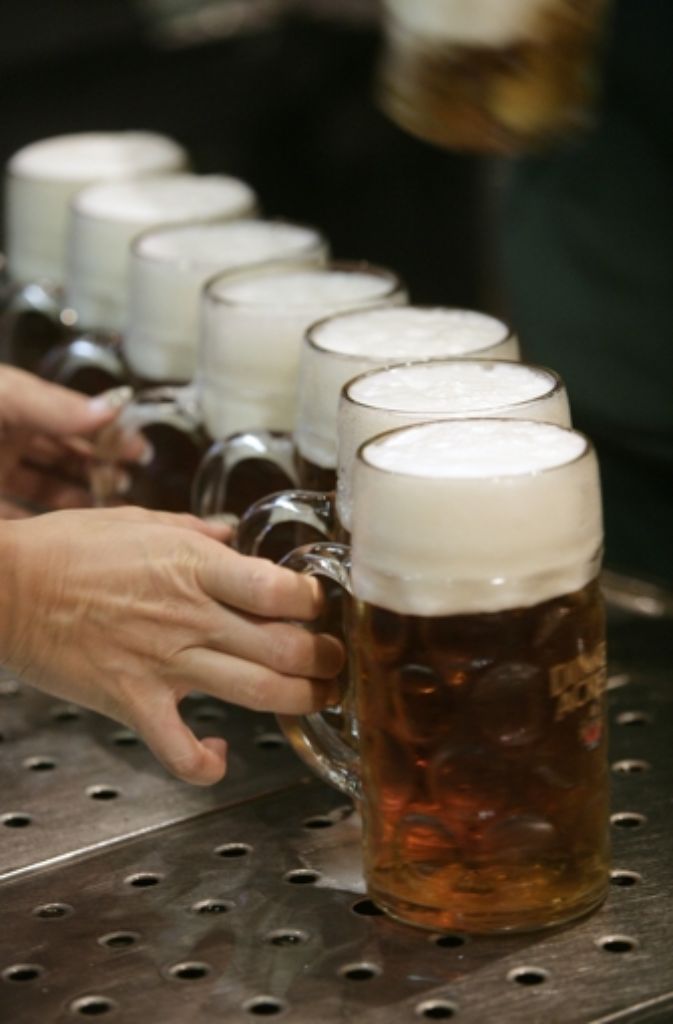 9,20 Euro kostet die teuerste Maß auf dem Wasen 2013, der Preis beginnt bei 8,80 Euro. Zum Vergleich: auf der Wiesn in München kostet der Liter Bier zwischen 9,40 und 9,85 Euro.