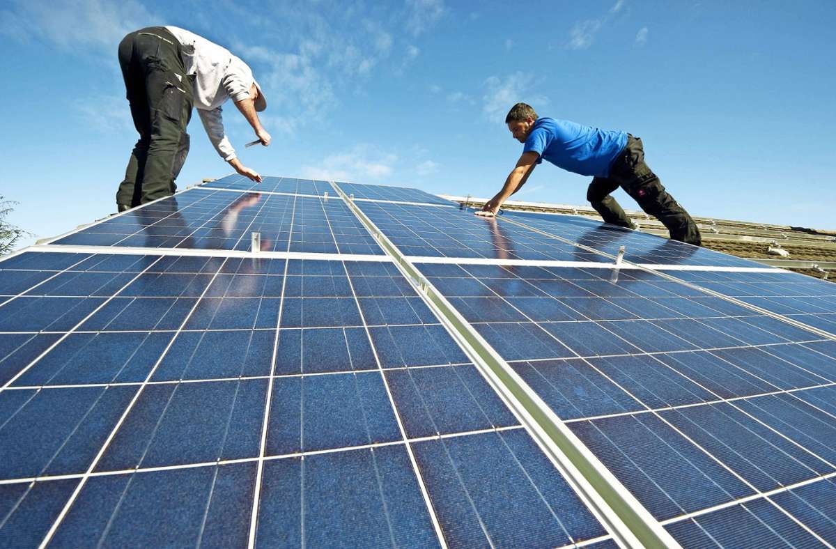 Photovoltaikanlagen sind derzeit auch bei Privatleuten stark gefragt. Foto: imago stock&people