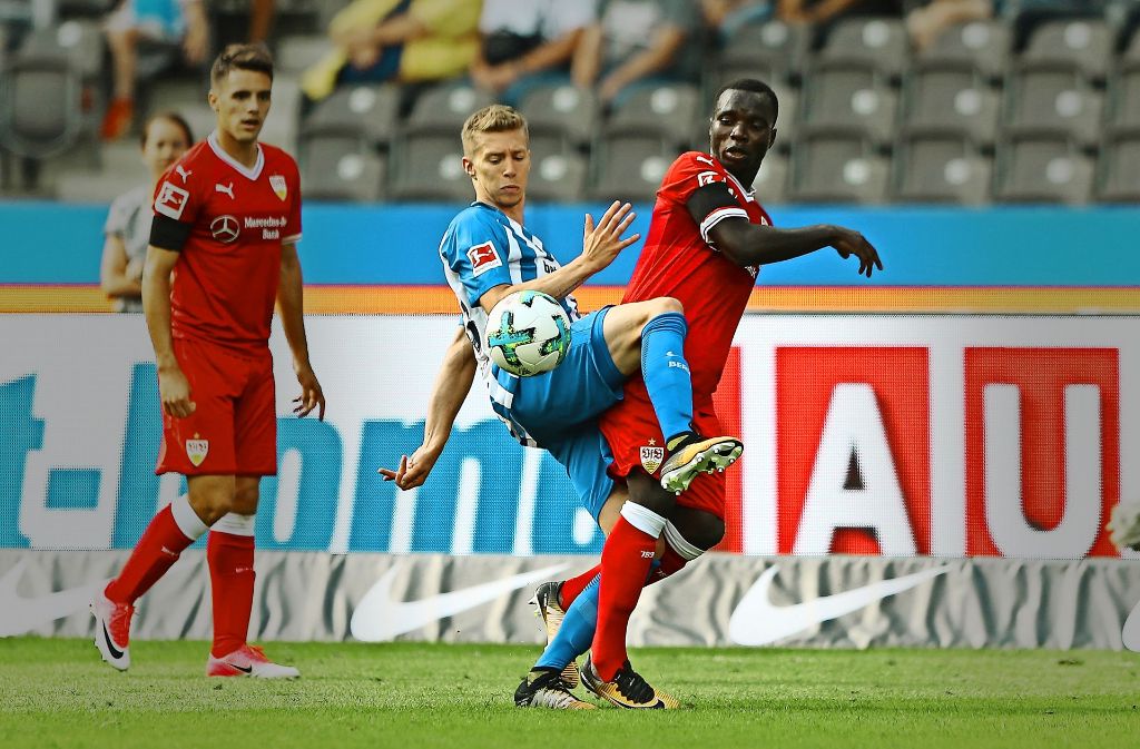 Zum Saisonauftakt verlieren Chadrac Akolo und der VfB mit 0:2 in Berlin.