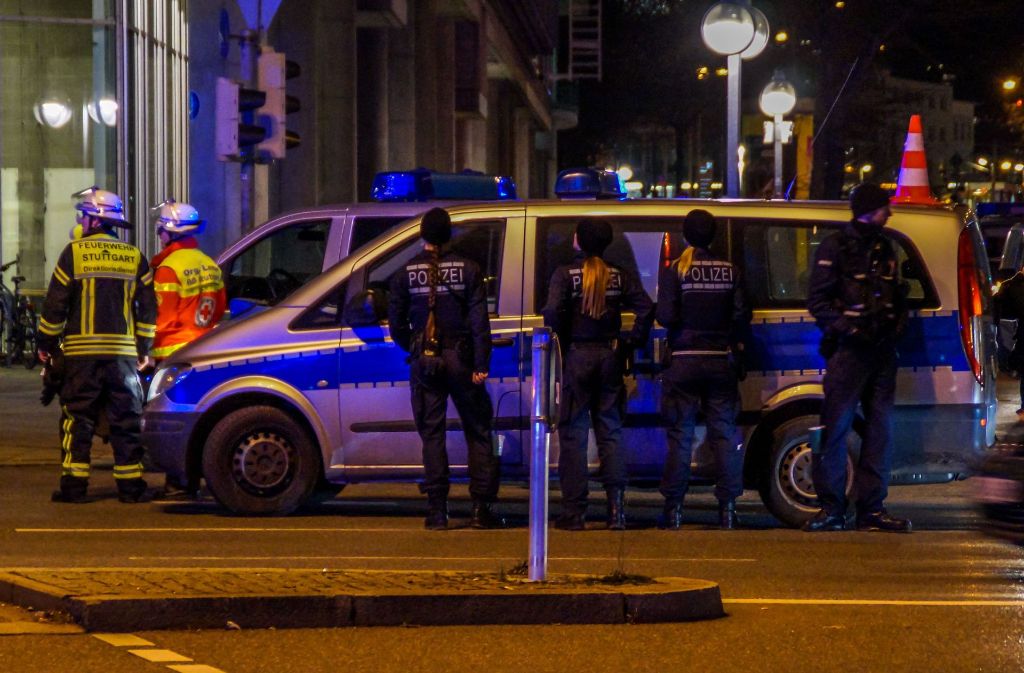 Fehlalarm: Polizisten umstellen den Treffpunkt Rotebühlplatz in Stuttgart.
