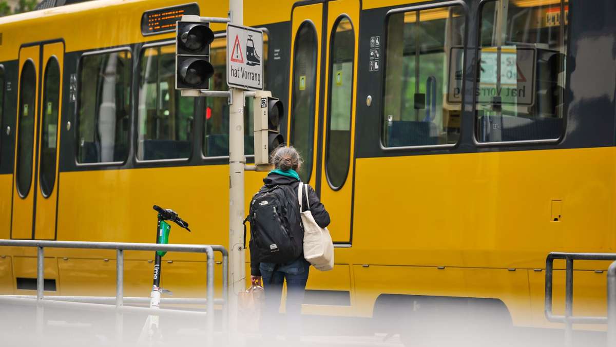 Stadtbahnunfall in Stuttgart: Autofahrer bei Zusammenstoß schwer verletzt