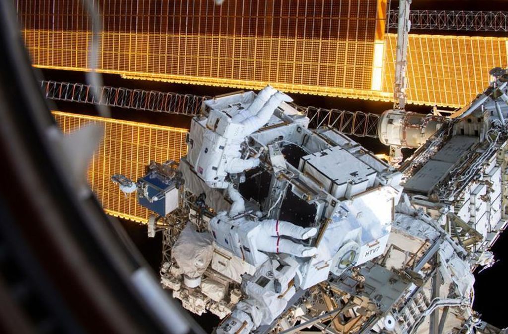 März 2019: Die beiden US-Astronauten Anne McClain (unten) Nick Hague (oben) arbeiteen am 22. März bei ihrem Weltraumspaziergang an der ISS, um die Kapazität der Energiespeicher der Raumstation zu verbessern.