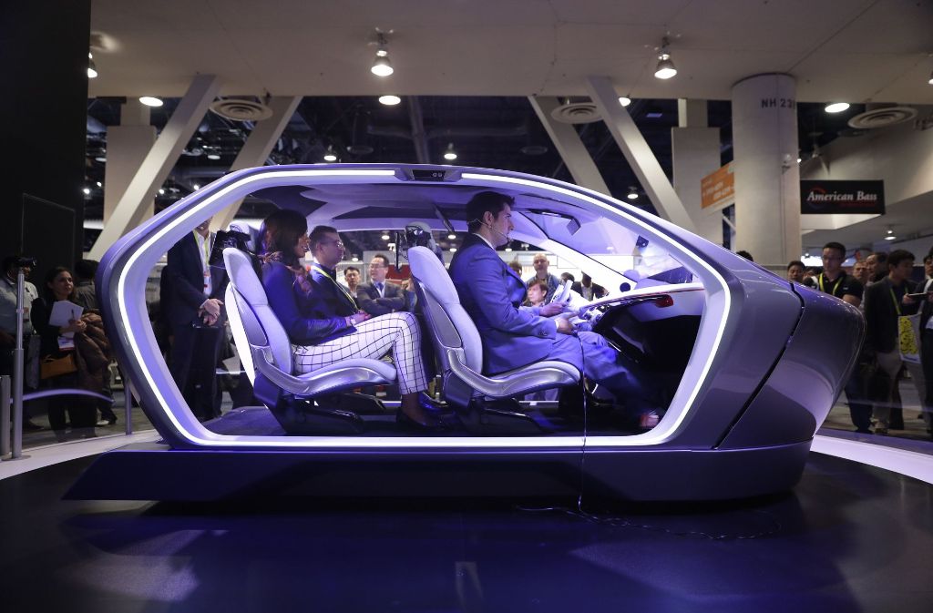 Auch andere Autohersteller setzen auf autonome Transportmittel. Auf der Technikmesse konnten Besucher schon mal Probesitzen im selbstfahrenden Konzeptwagen „Portal“ von Chrysler.
