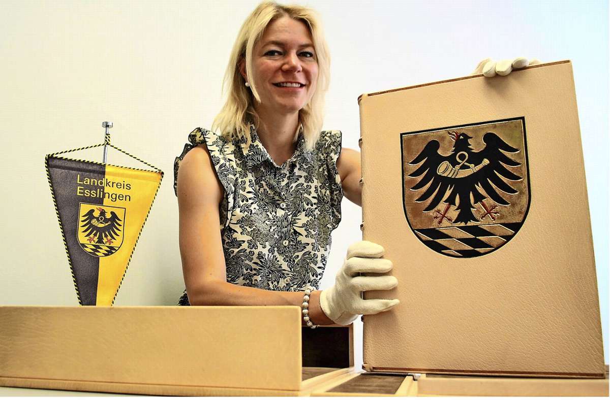 Sarah Panten ist bei der Esslinger Kreisverwaltung so etwas wie die „Hüterin“ des Goldenen Buches. Foto: Elke Hauptmann