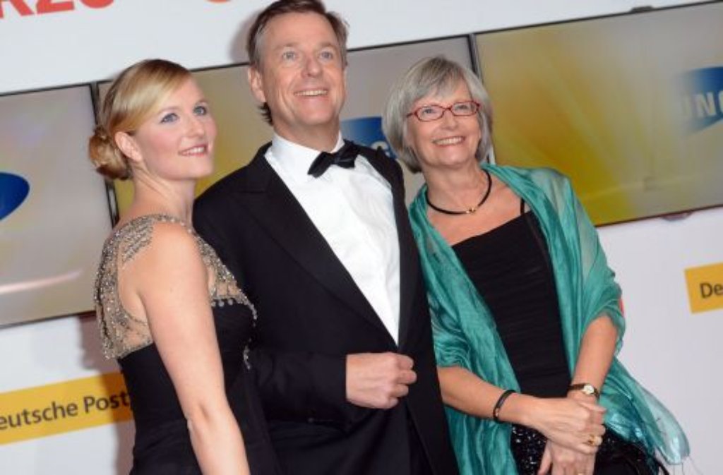 ZDF-Moderator Claus Kleber - mit seiner Frau Renate (rechts) und seiner Tochter Caterine - wurde in der Kategorie "Beste Information" ausgezeichnet.