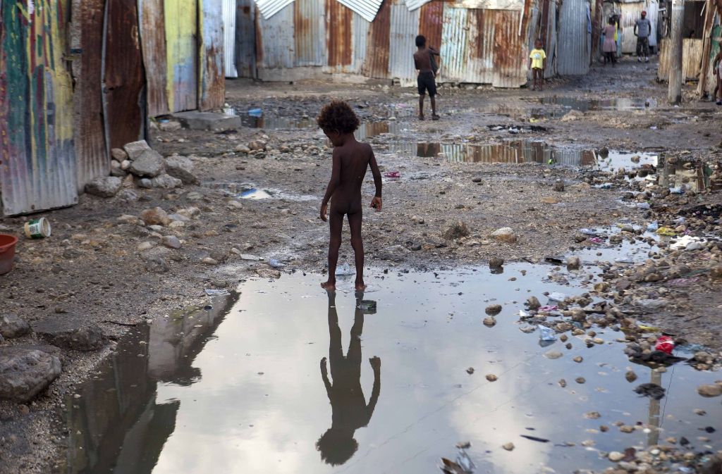 Ein Kind steht auf der Straße eines Armenviertels in Port-au-Prince (Haiti). Dort stationierte UN-Mitarbeiter seien auf den Hurrikan vorbereitet und stünden ebenfalls bereit, Nothilfe zu leisten, versicherte der UN-Sprecher Stéphane Dujarric.