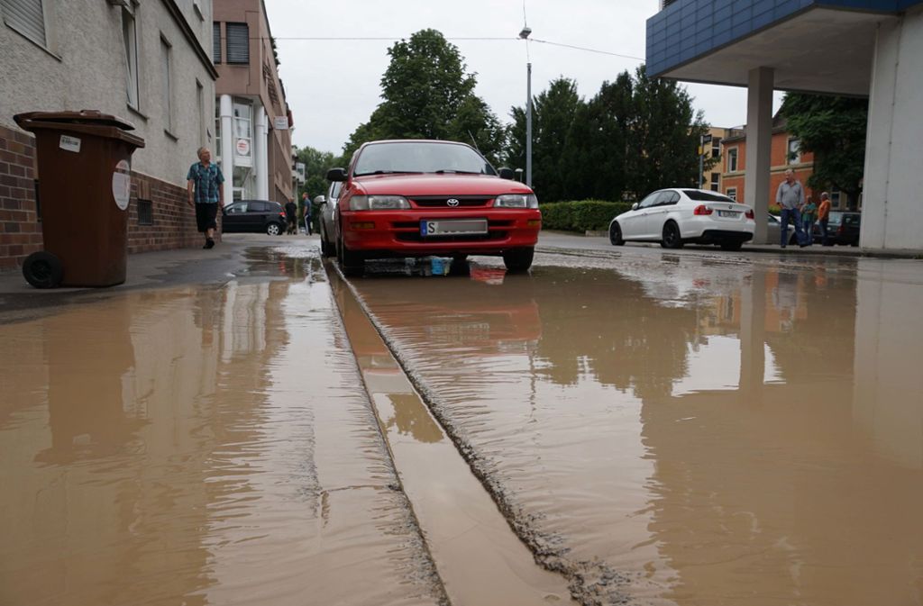 Durch einen Wasserrohrbruch stand die Krefelder Straße am Dienstagvormittag unter Wasser.