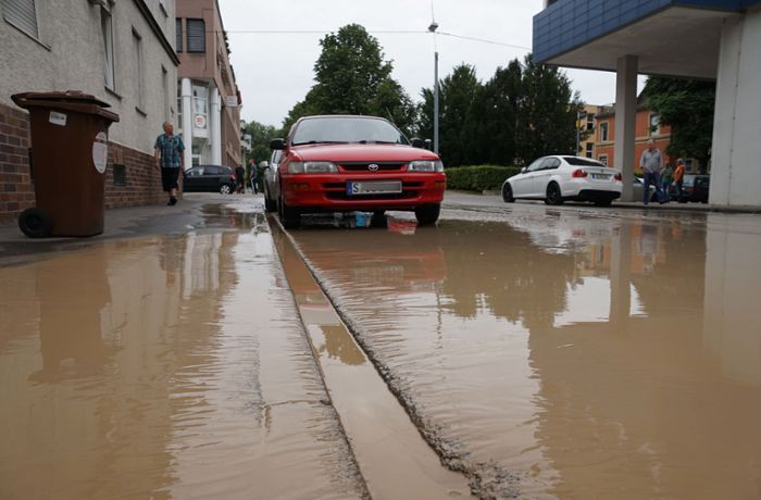 Krefelder Straße zeitweise unter Wasser gesetzt
