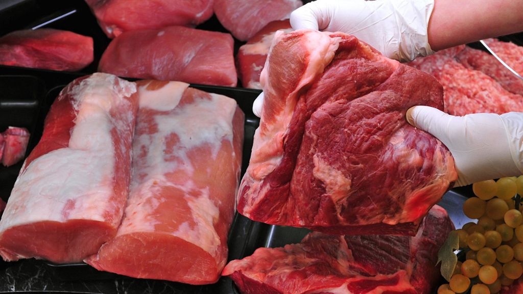  Wird der Fleischverzehr in Deutschland in Zukunft teurer? Politiker der Grünen und SPD sind für eine höhere Mehrwertsteuer auf Fleisch. 