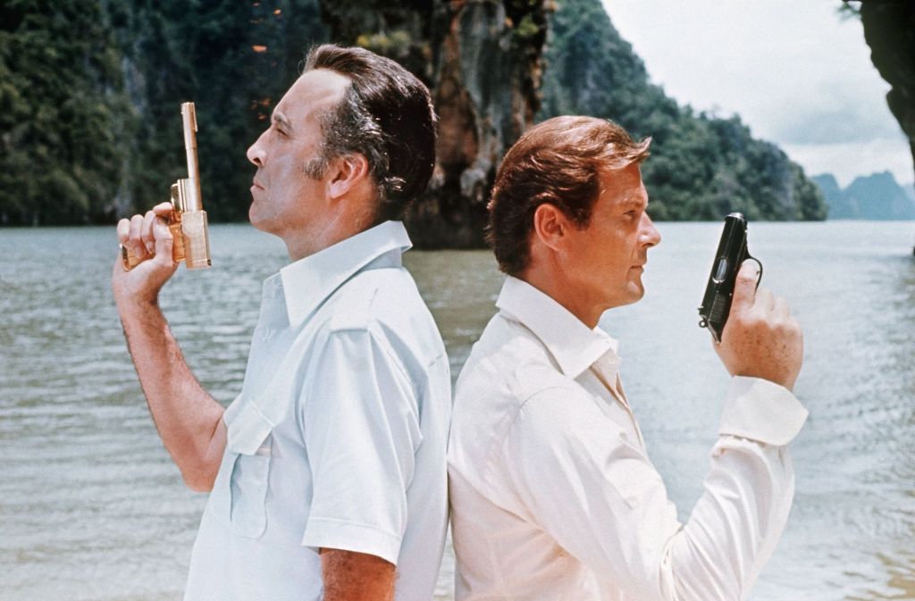 In seiner bekanntesten Rolle: „Agent 007“ Roger Moore (rechts) und Christopher Lee als Schurke Scaramanga in dem Film „Der Mann mit dem goldenen Colt“ (1974).