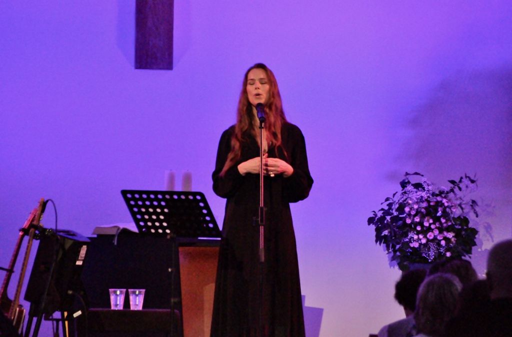 Rebekka Bakken eröffnete das Konzert mit traditionellen (Kirchen-)Liedern aus ihrer norwegischen Heimat.